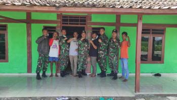 Untuk Kenang-Kenangan, Satgas TMMD Bojonegoro Foto Bareng Samadun